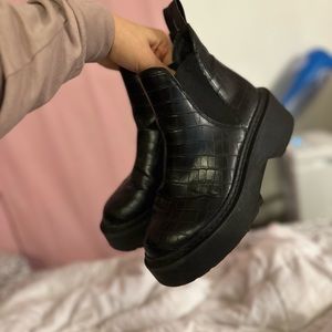Black leather Steve Madden Slip on boots